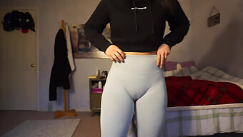 Pantaloni Scurți De Sală Strâmți Dezvăluie Păsărica De Cămilă Și Acțiunea Cameltoe