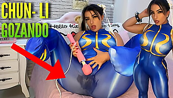 Cosplaying Chun Li, Μια Σέξι Γυναίκα Χρησιμοποιεί Έναν Δονητή Για Να Πετύχει Οργασμό, Μουσκεύοντας Τα Ρούχα Της Στη Διαδικασία.