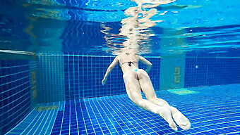 Regardez Une Blonde Chaude Se Masturber Dans Une Piscine Publique Et Vous Faire Jouir