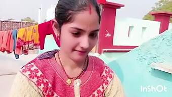 La Bhabhi Indienne Reshma Révèle Sa Chatte Rasée Et S'Engage Dans Un Sexe Chaud Dans Un Cadre De Village